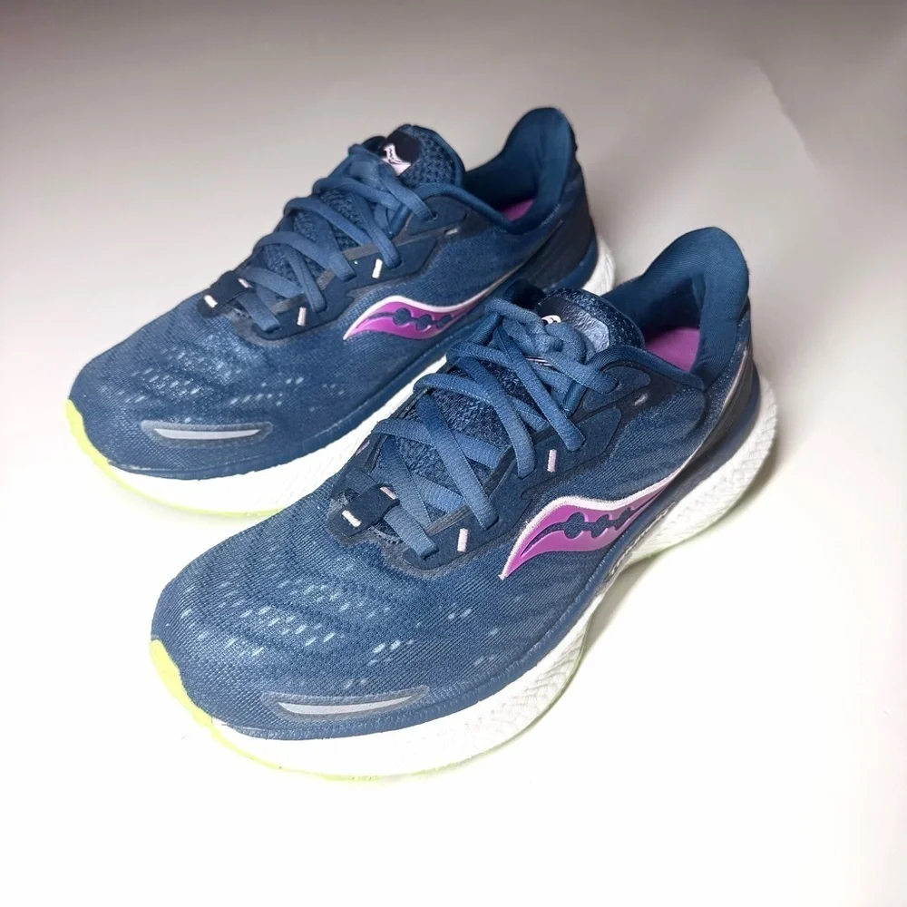 Saucony Women's Triumph Running Sneakers  Size- 7.5
